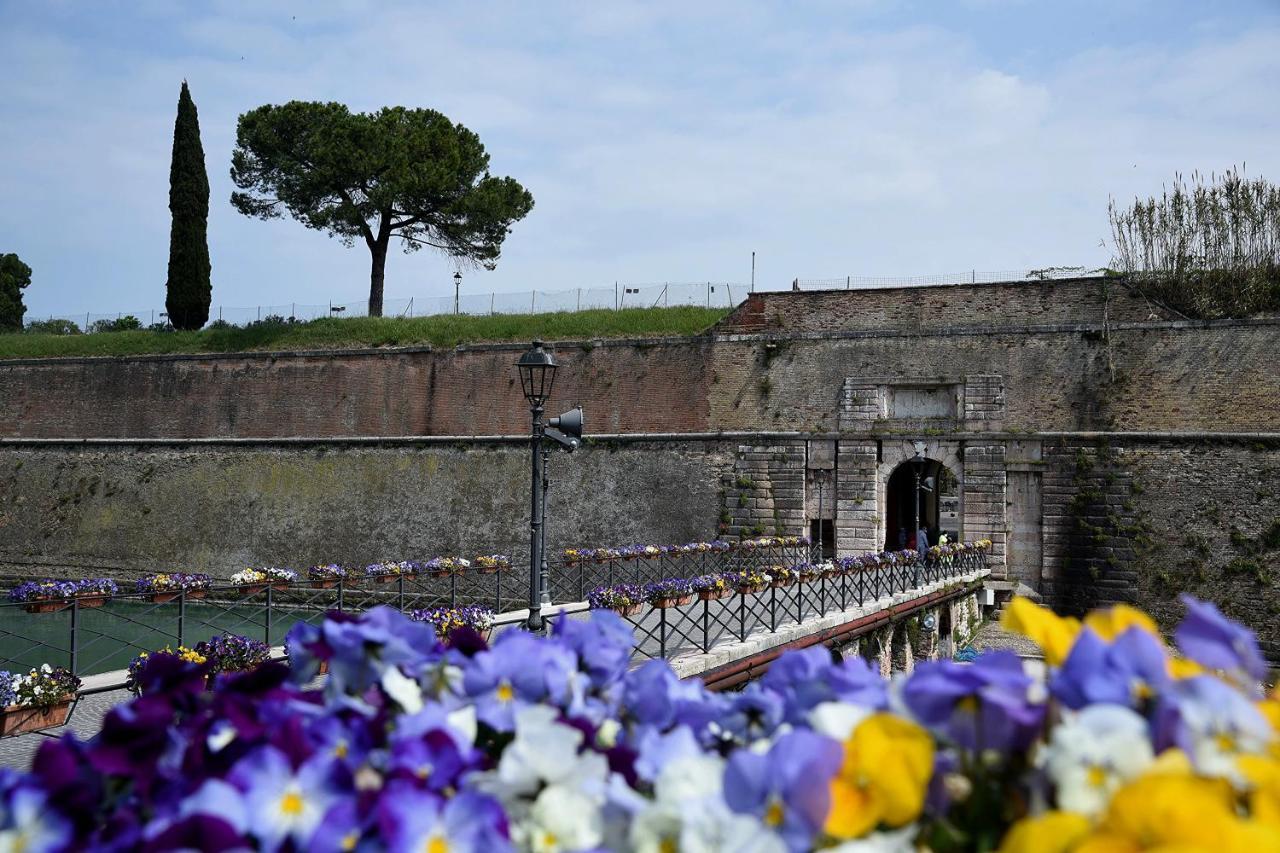 Prigioni House Bed & Breakfast Peschiera del Garda Bagian luar foto