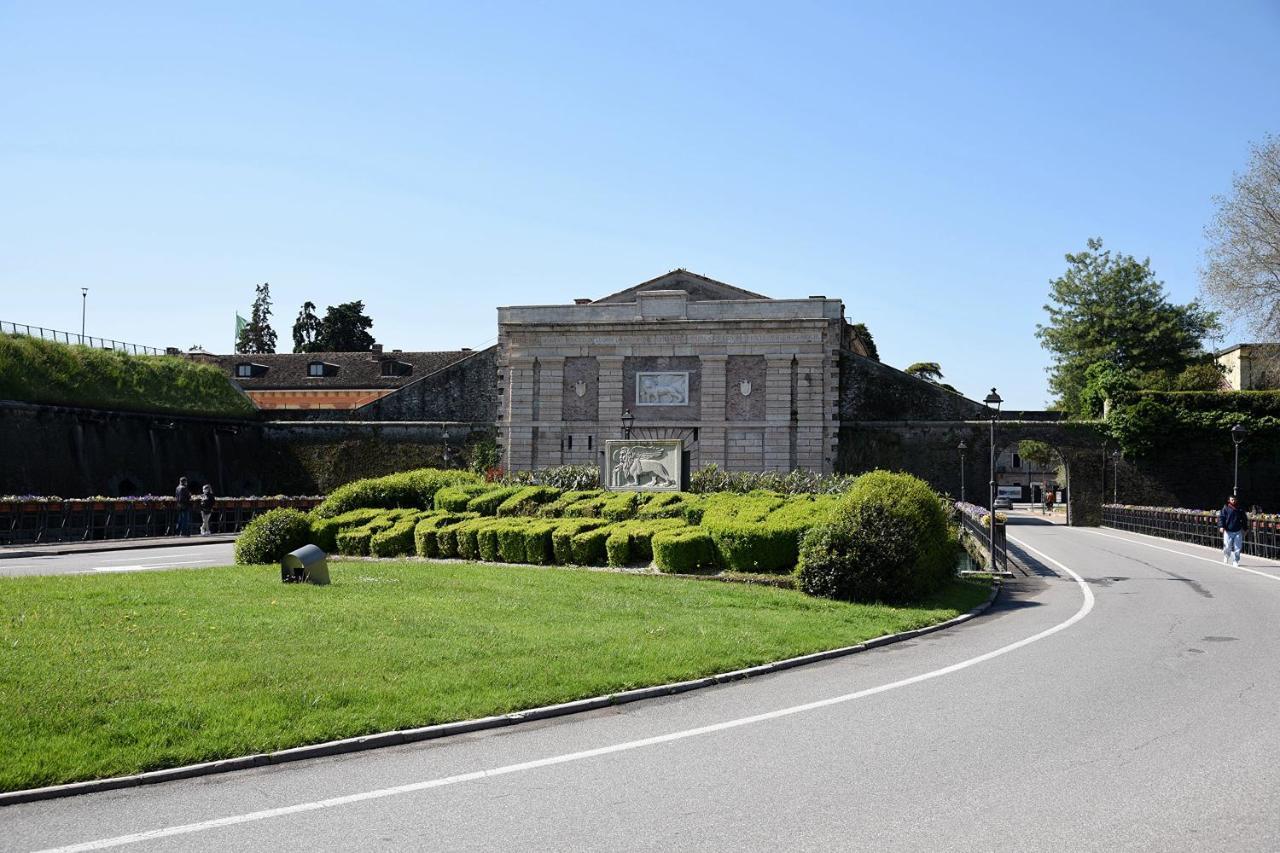 Prigioni House Bed & Breakfast Peschiera del Garda Bagian luar foto